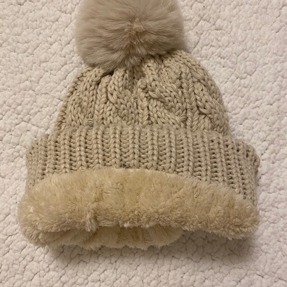 Black Friday sale on ugg hat and scarf sets - Picture 4 of 7